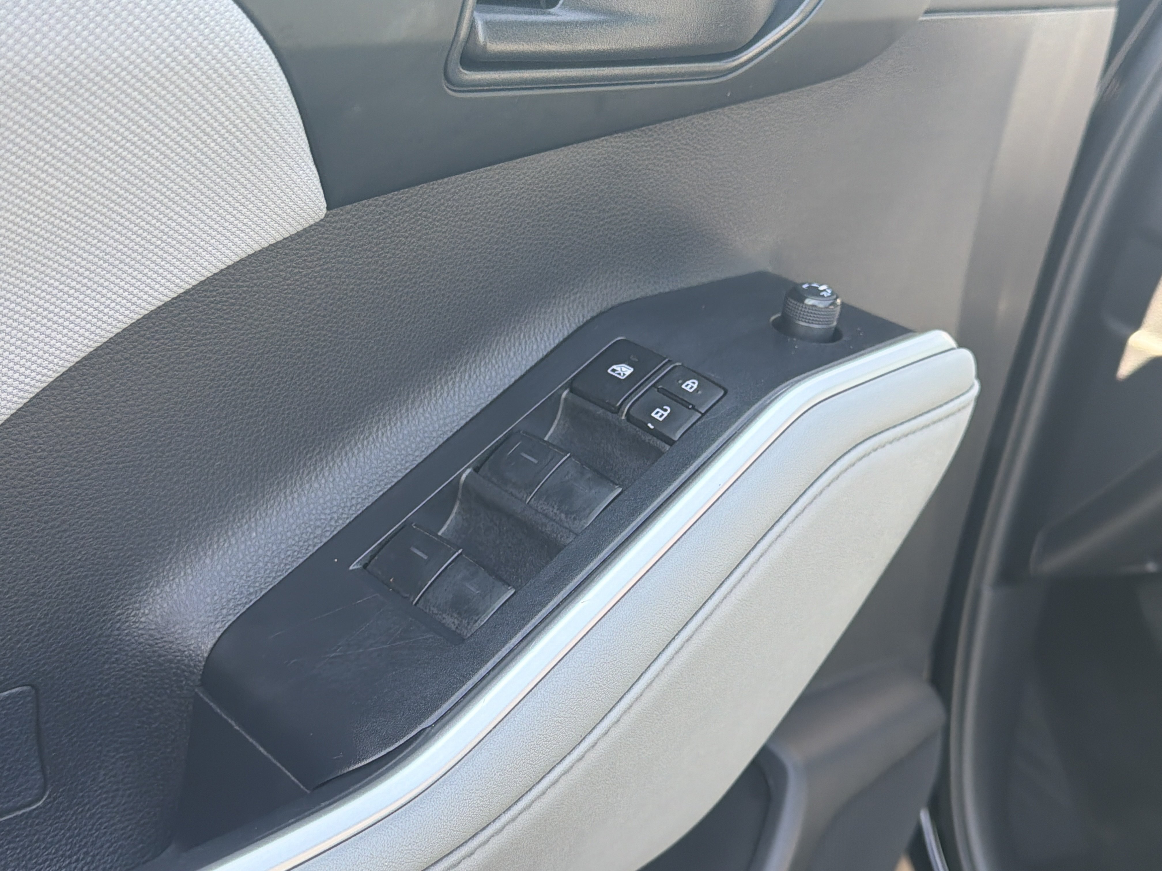 Used 2023 Toyota Highlander LE FWD image 23