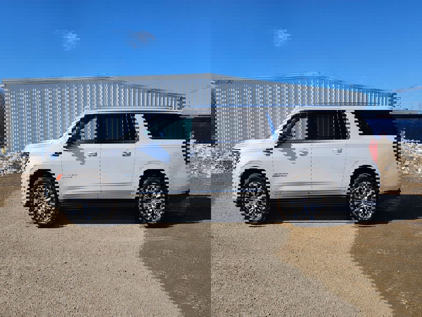 Used 2022 GMC Yukon XL Denali image 2