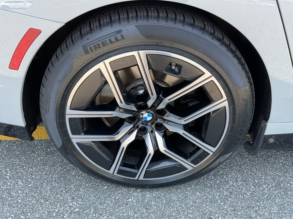 Certified 2024 BMW i7 eDrive50 w/ M Sport Package RWD image 23