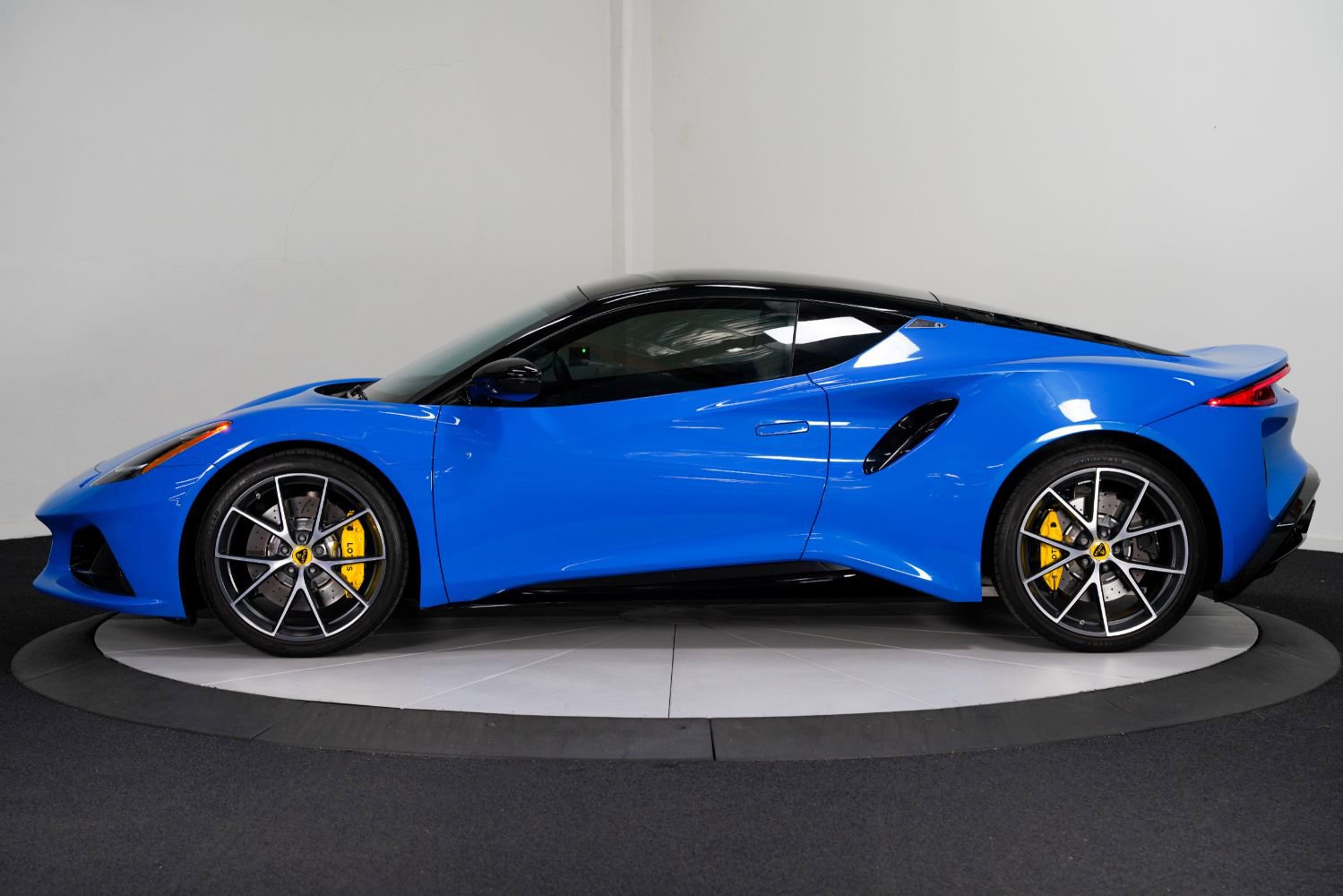 Used 2024 Lotus Emira First Edition image 7