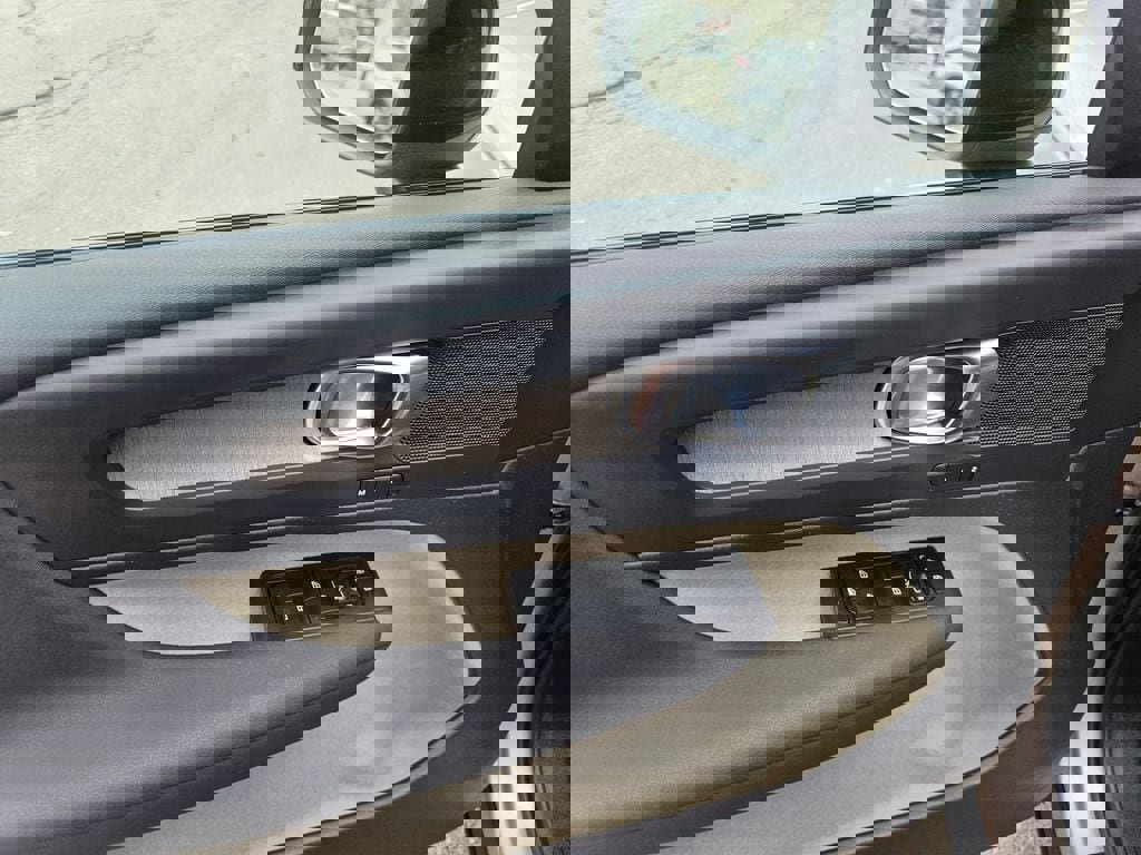 Certified 2023 Volvo XC40 B5 Plus w/ Climate Package image 19