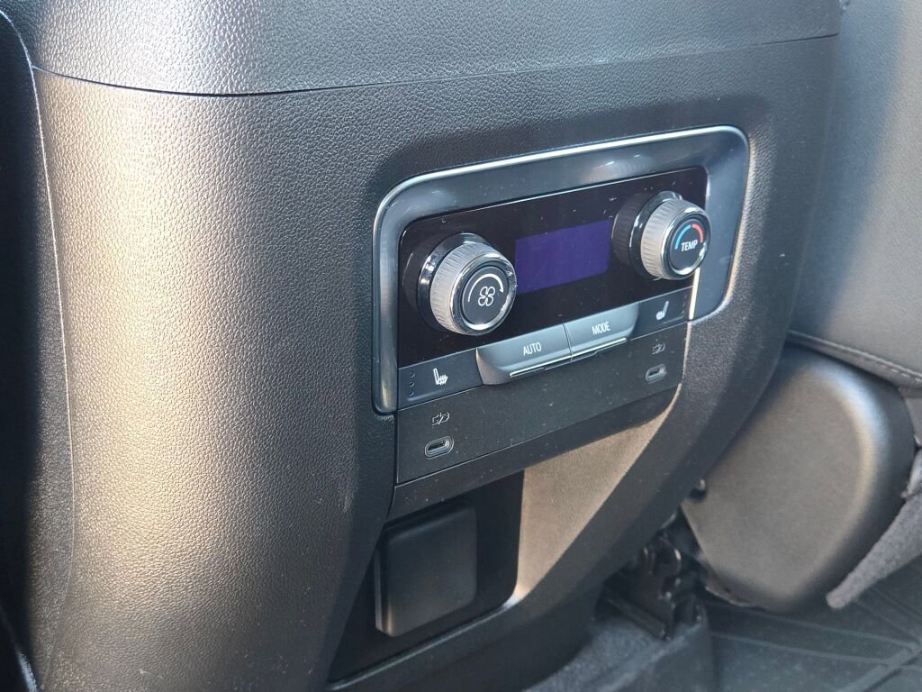 Used 2025 Chevrolet Suburban Premier image 22