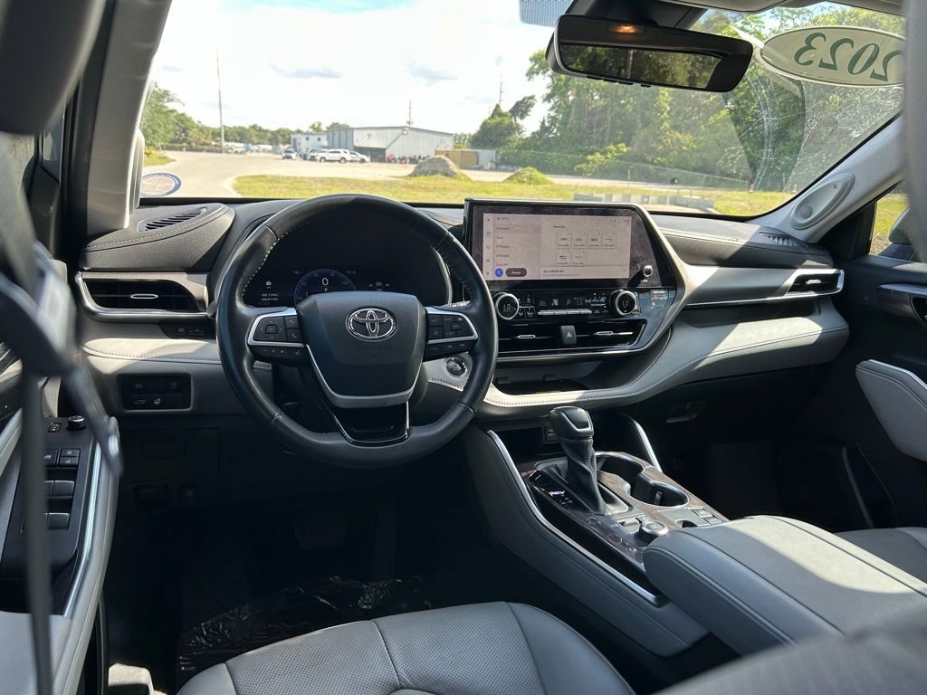 Used 2023 Toyota Highlander Limited AWD/4WD image 12