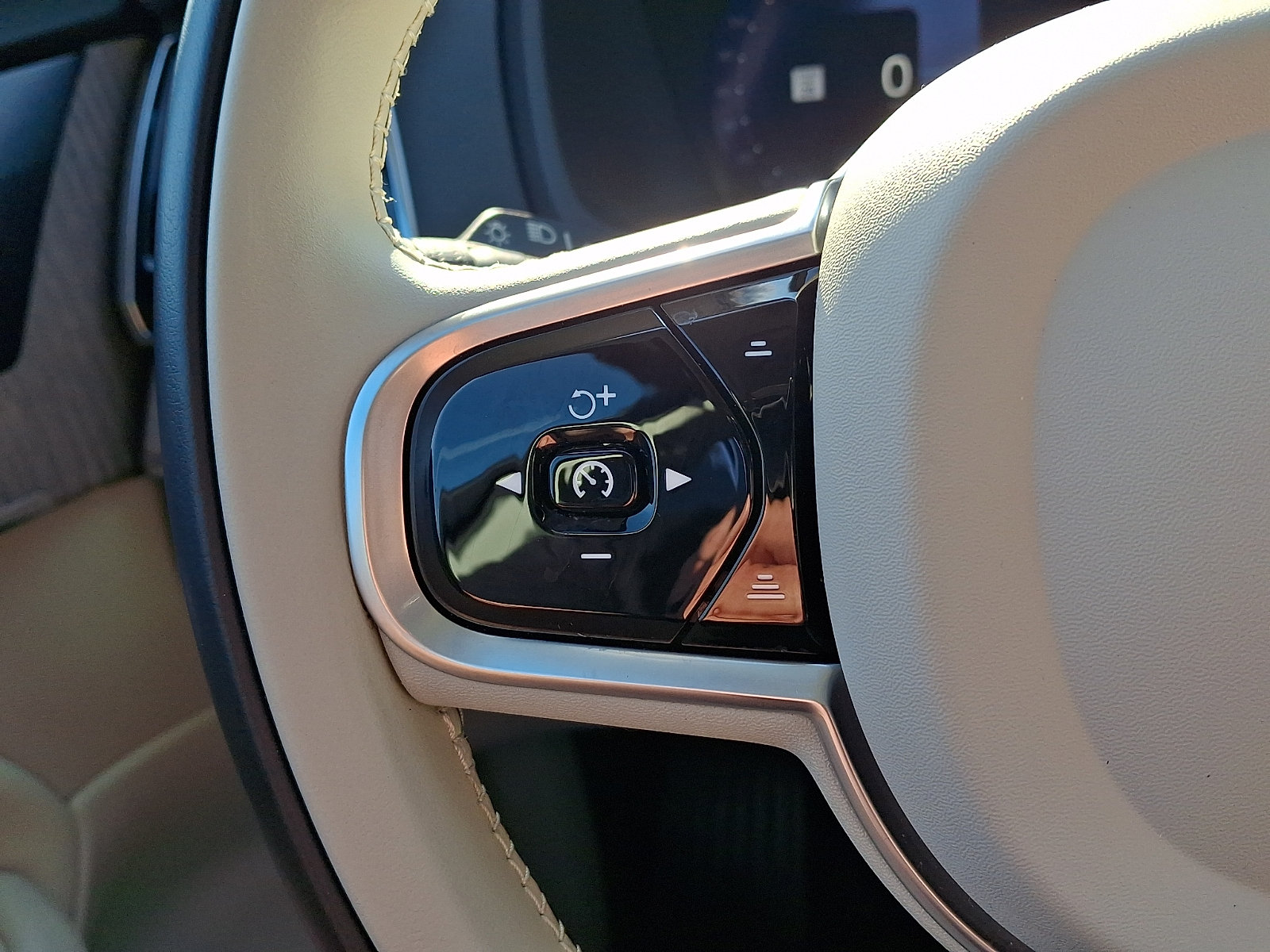Used 2023 Volvo XC90 B6 Plus w/ Protection Package Premier AWD/4WD image 45
