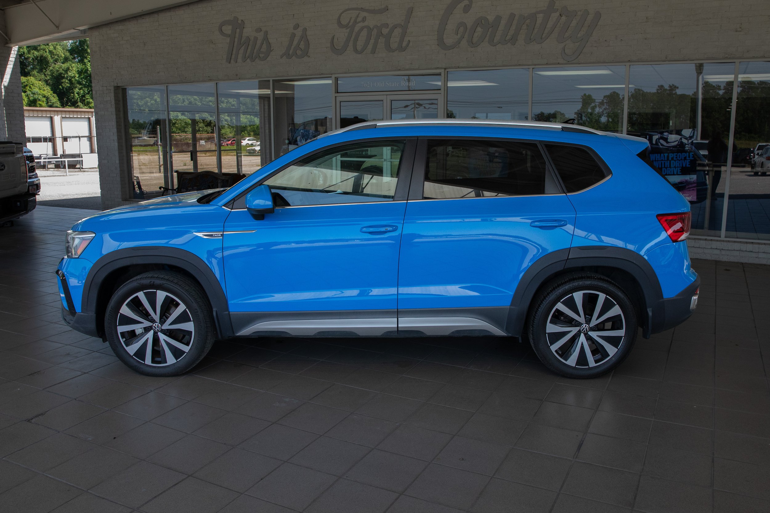 Used 2022 Volkswagen Taos SE FWD image 3