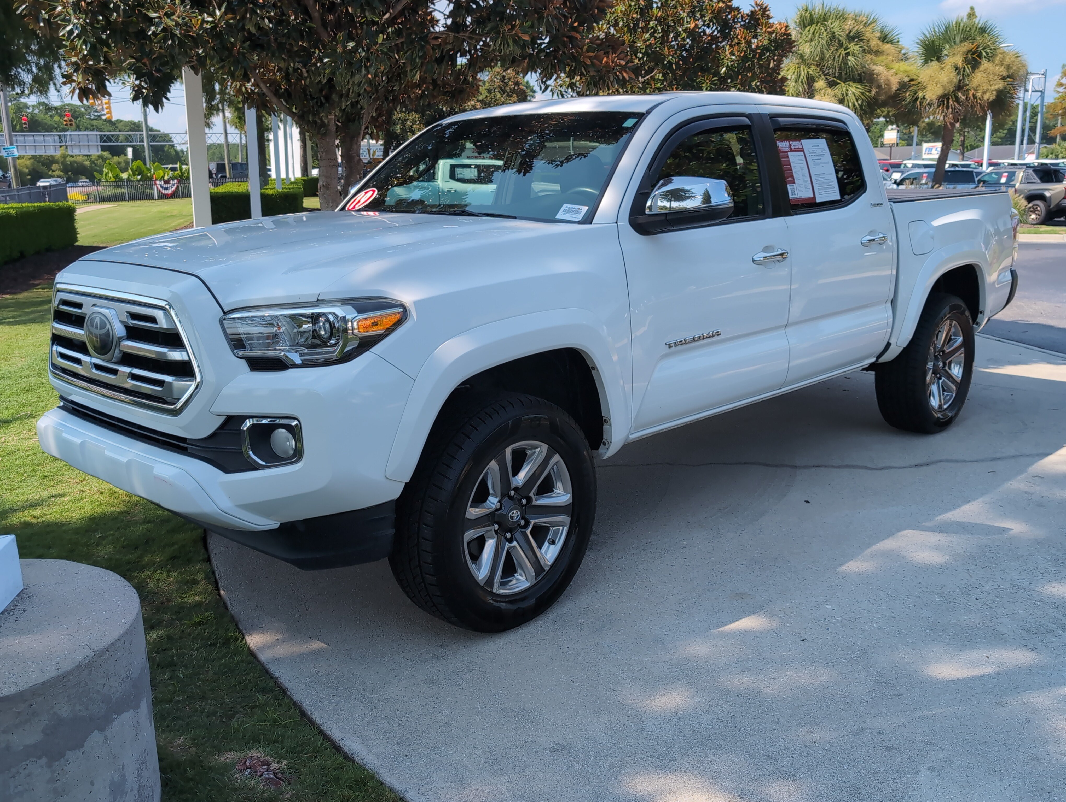 Used 2019 Toyota Tacoma Limited AWD/4WD image 5