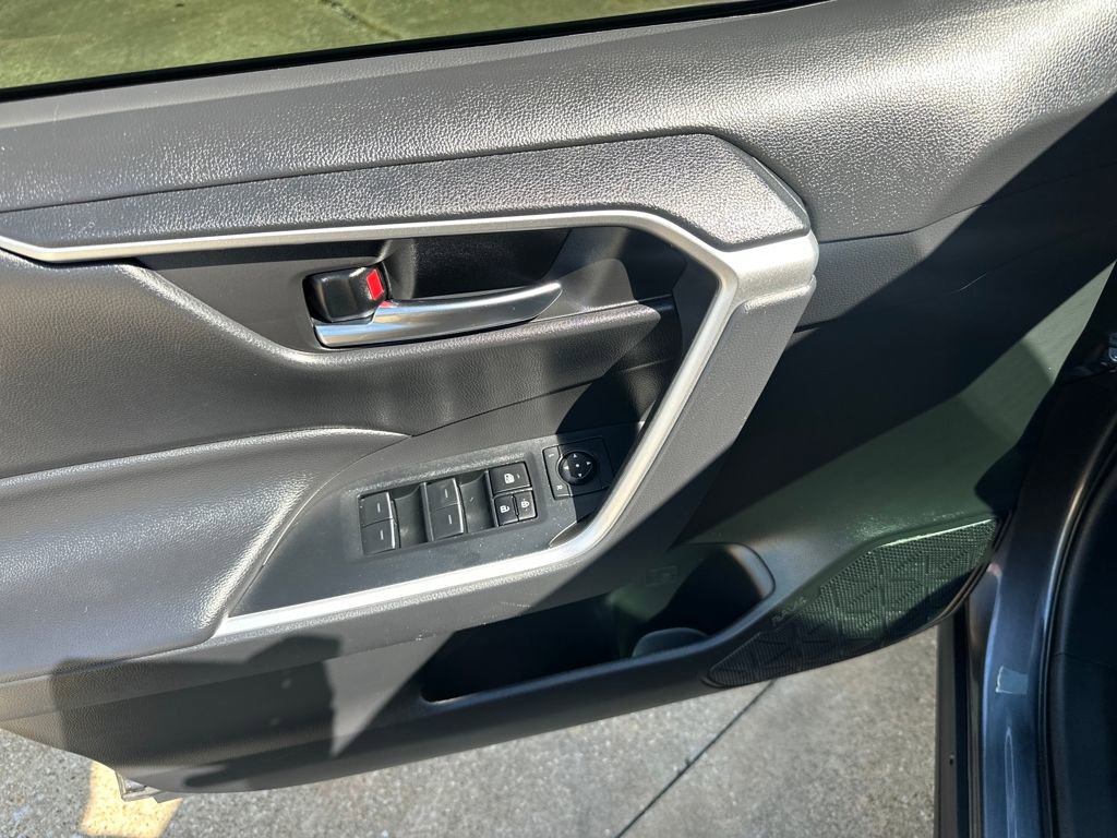 Used 2022 Toyota RAV4 XLE Premium image 12