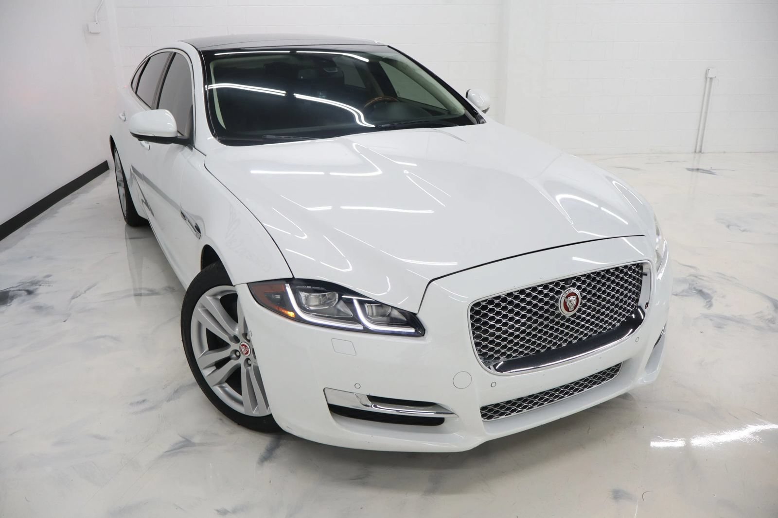 Used 2016 Jaguar XJ L Portfolio AWD/4WD image 2