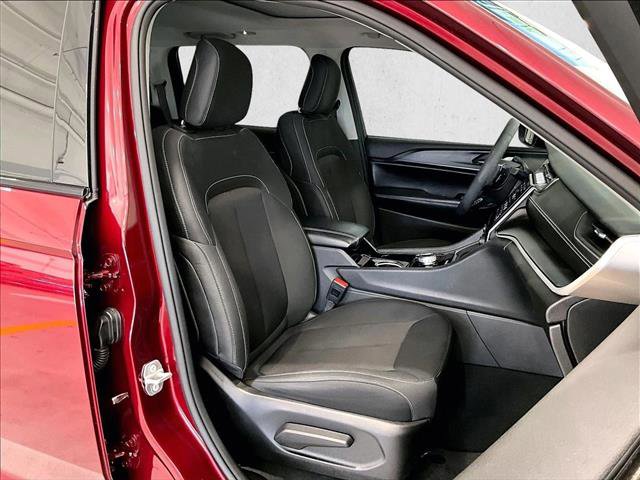 Used 2023 Jeep Grand Cherokee Laredo RWD image 9