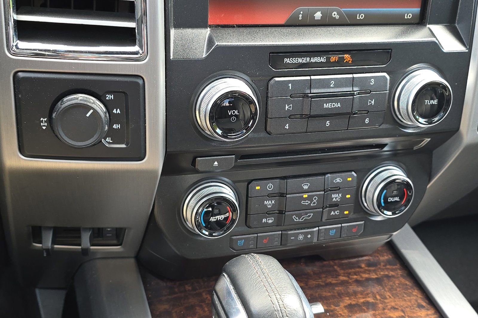 Used 2015 Ford F150 Platinum w/ Equipment Group 701A Luxury AWD/4WD image 20