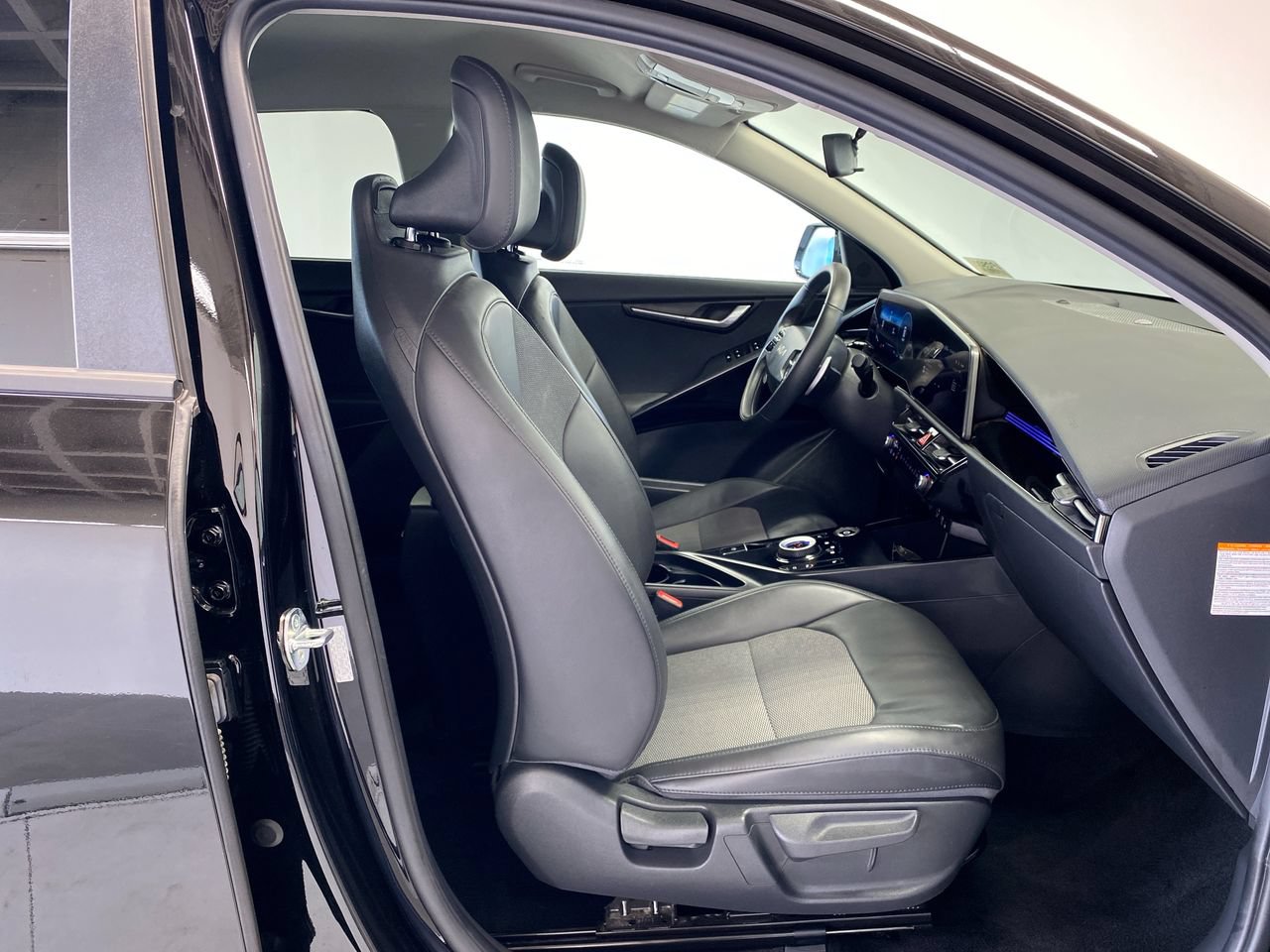 Certified 2023 Kia Niro Wind FWD image 28