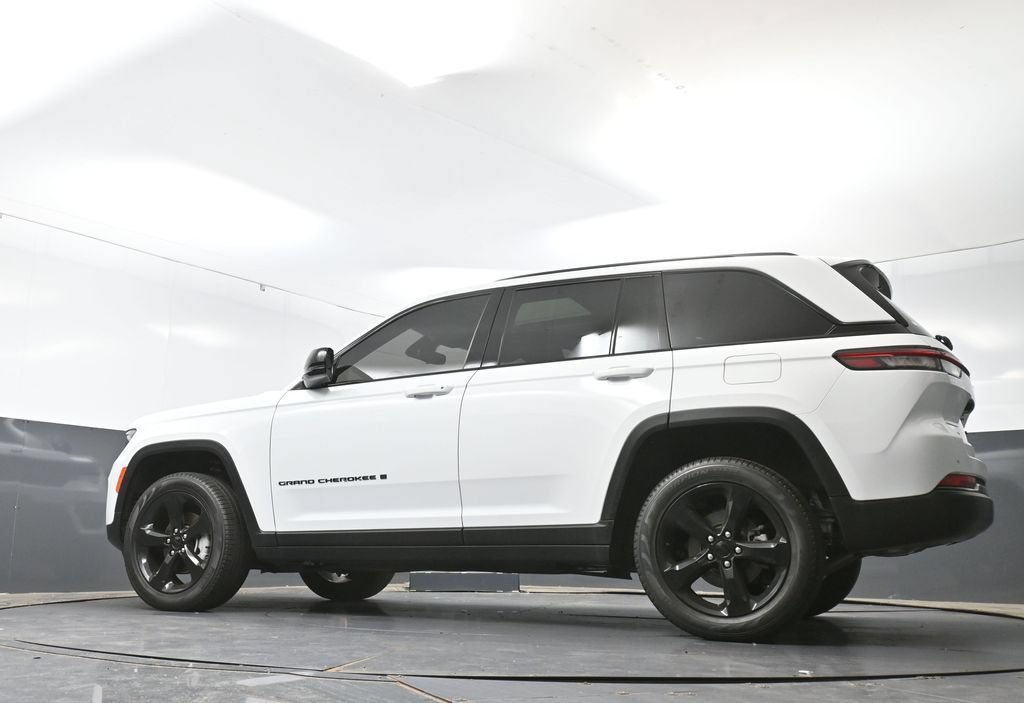 Used 2023 Jeep Grand Cherokee Limited w/ Black Appearance Package AWD/4WD image 30