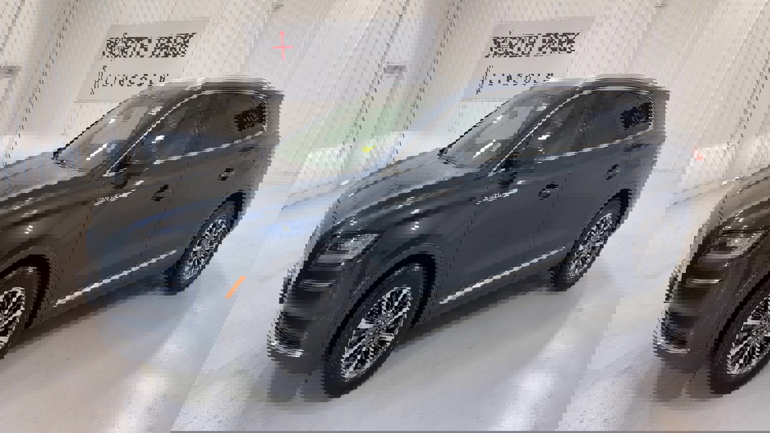 Used 2023 Lincoln Nautilus FWD w/ Premium Package image 5