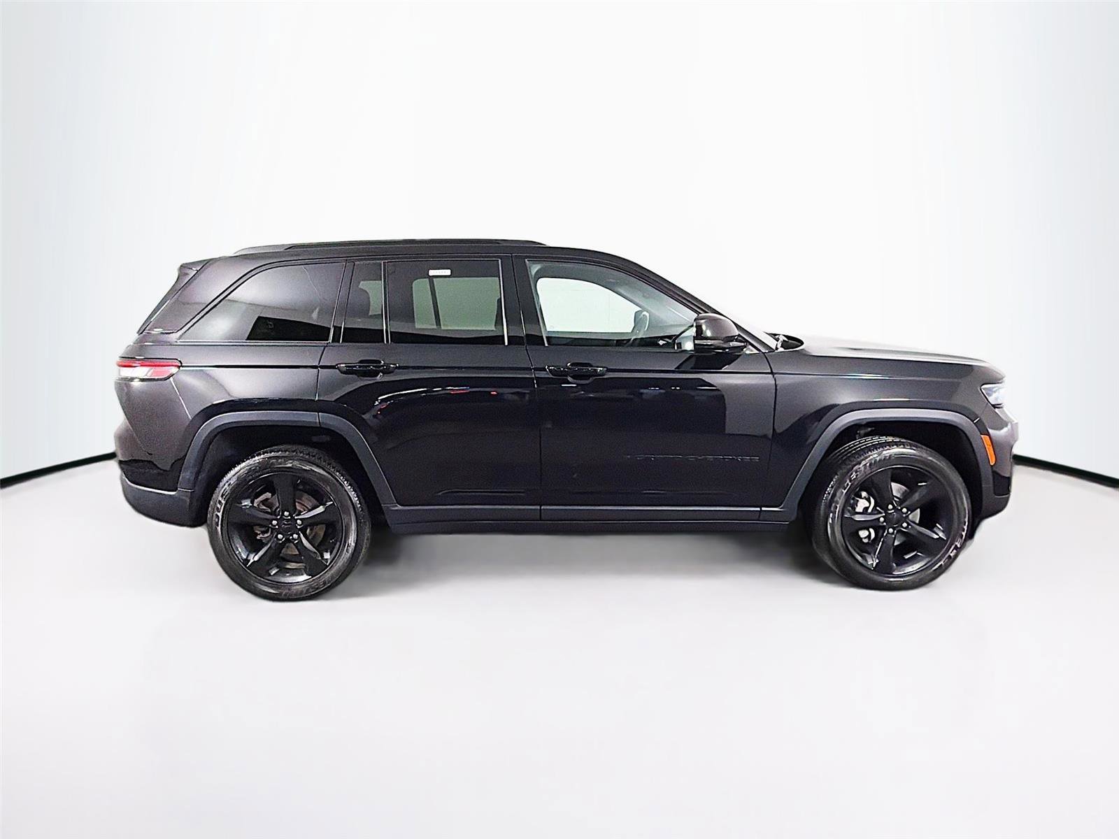 Used 2024 Jeep Grand Cherokee Altitude image 8