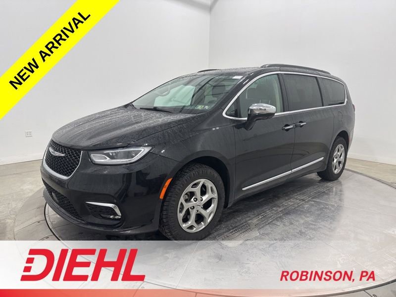 Used 2023 Chrysler Pacifica Limited w/ Uconnect Theater Family Group image 3