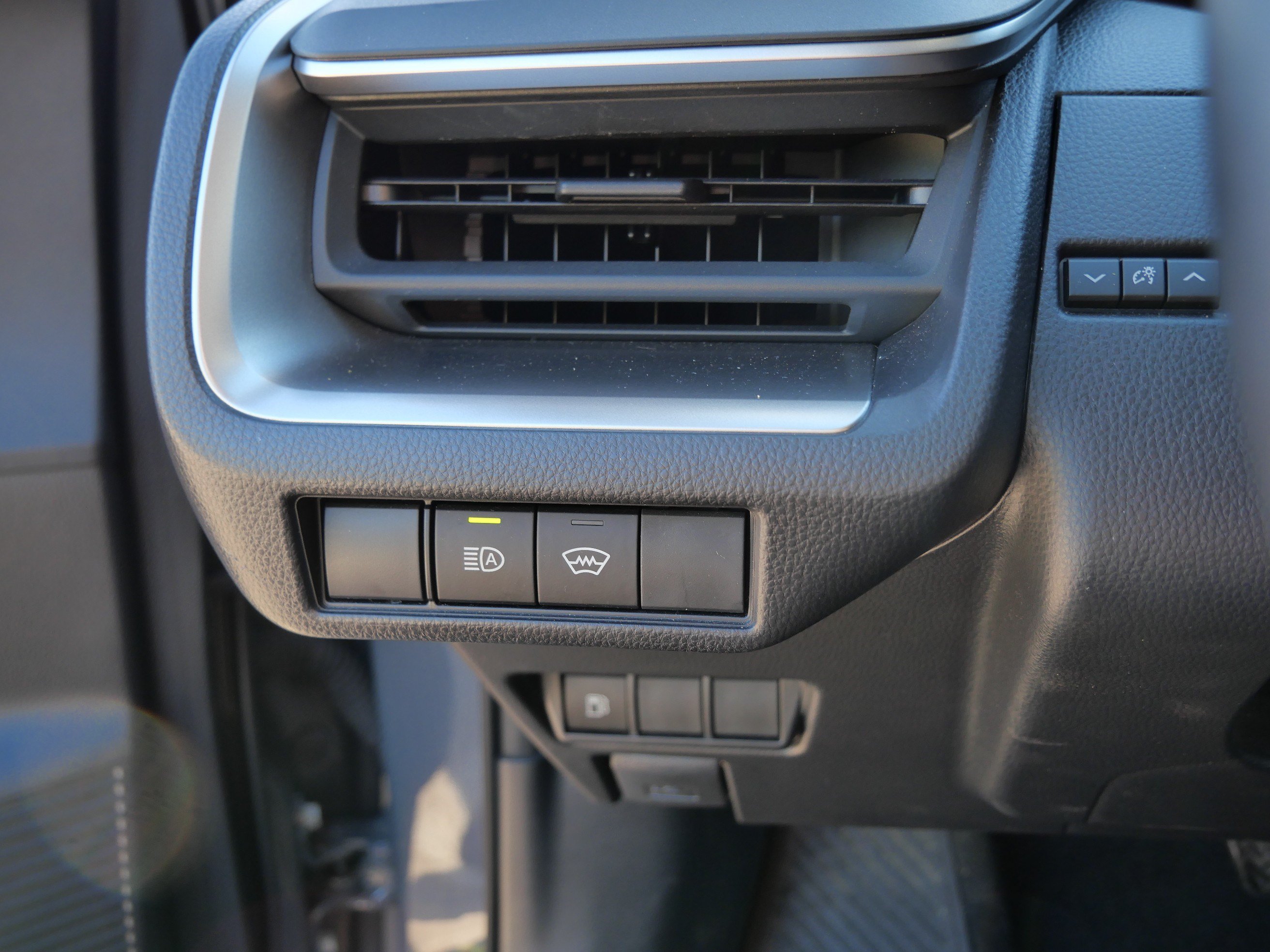 Certified 2025 Toyota Prius LE FWD image 27
