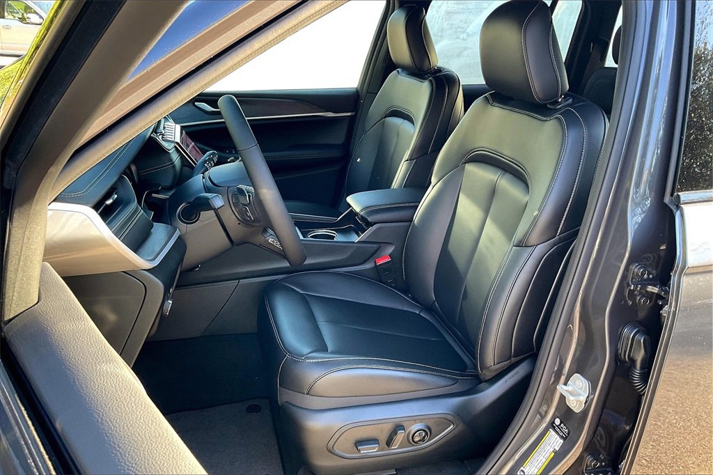 New 2025 Jeep Grand Cherokee Limited w/ Black Appearance Package image 9