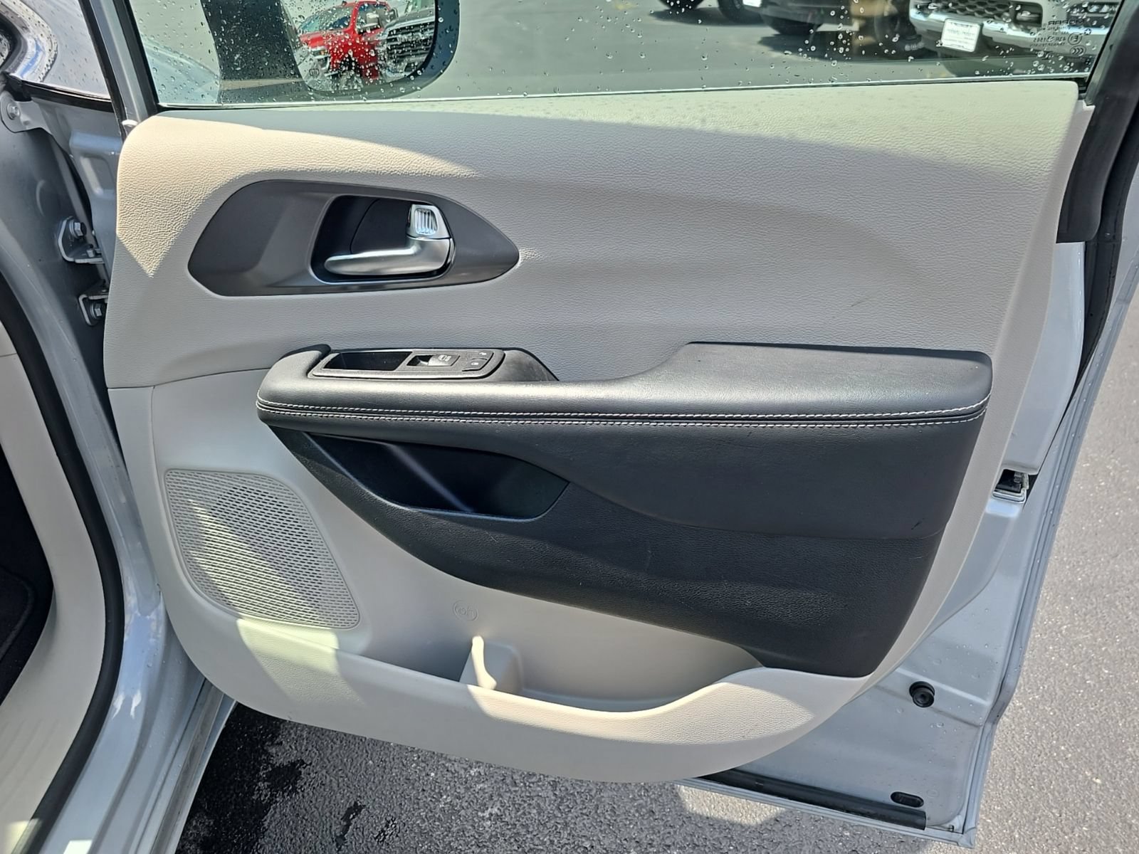 Used 2023 Chrysler Pacifica Touring-L FWD image 46