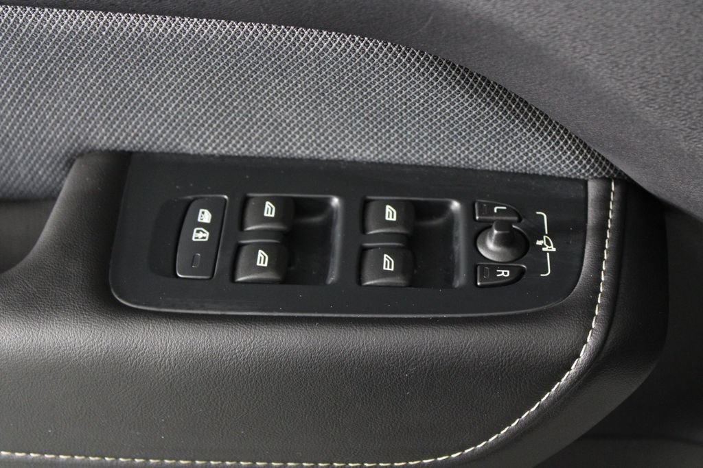 Used 2022 Volvo XC60 B5 R-Design w/ Protection Package Premier FWD image 22