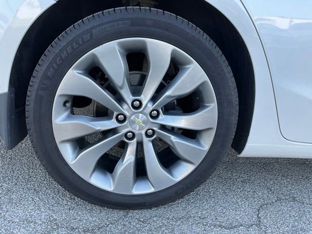 Used 2018 Chevrolet Malibu Premier w/ Premier Sun and Wheel Package FWD image 12