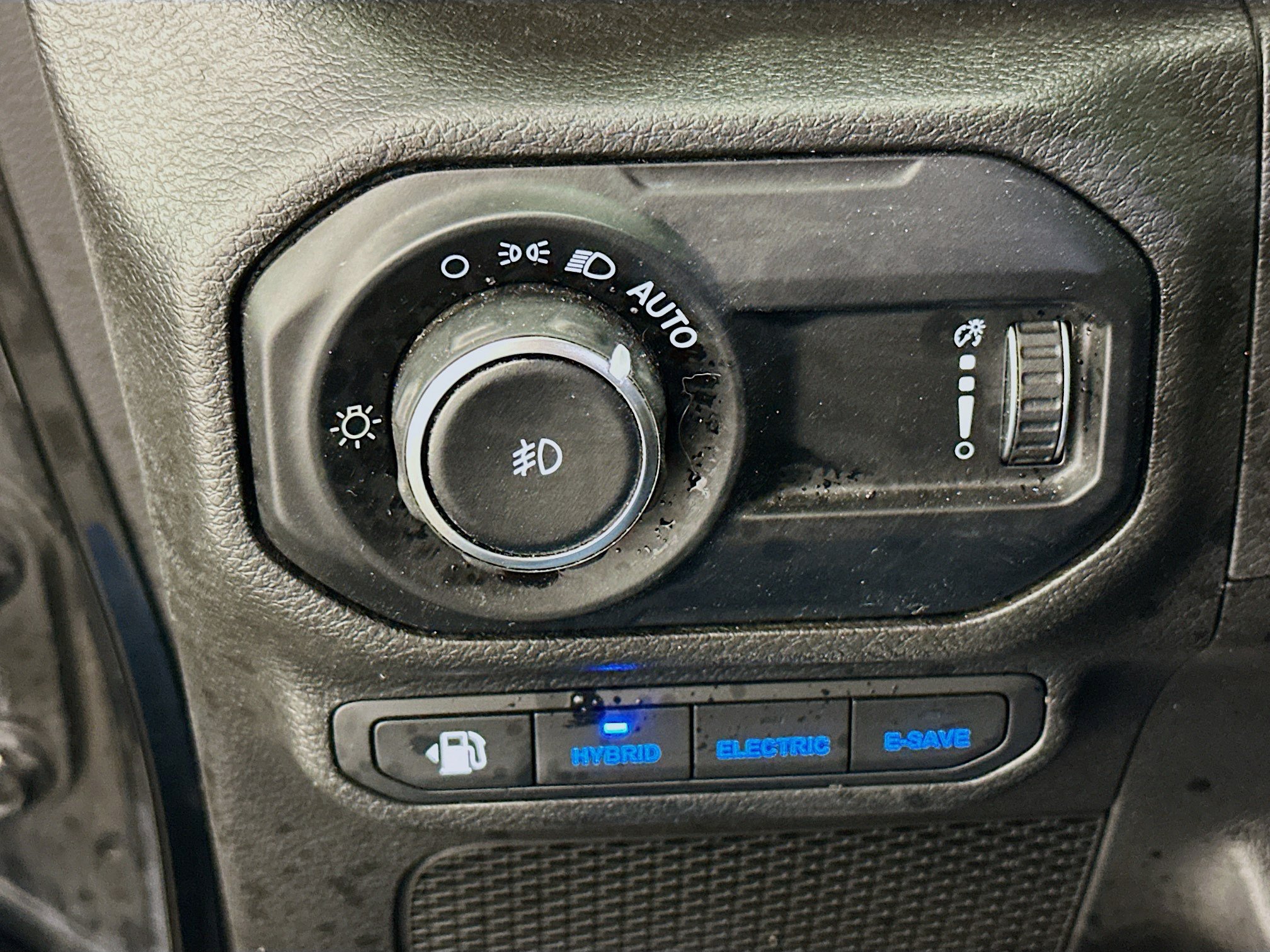 Used 2023 Jeep Wrangler Unlimited Sahara w/ Cold Weather Group AWD/4WD image 17