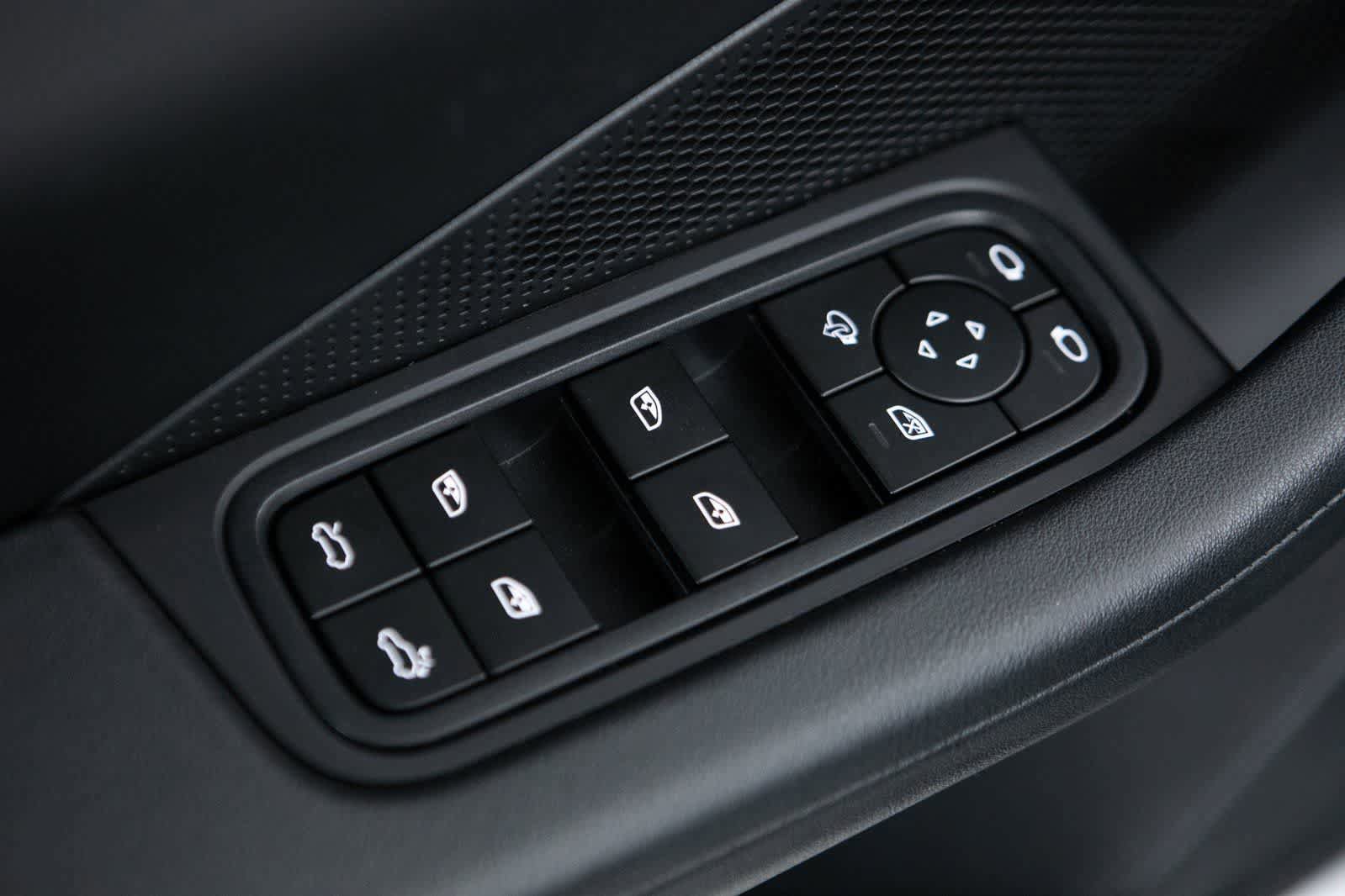 Certified 2025 Porsche Macan 4S Electric AWD/4WD image 18
