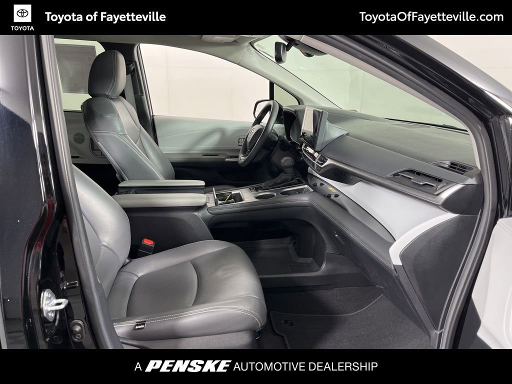 Used 2025 Toyota Sienna LE w/ LE Plus Package image 7