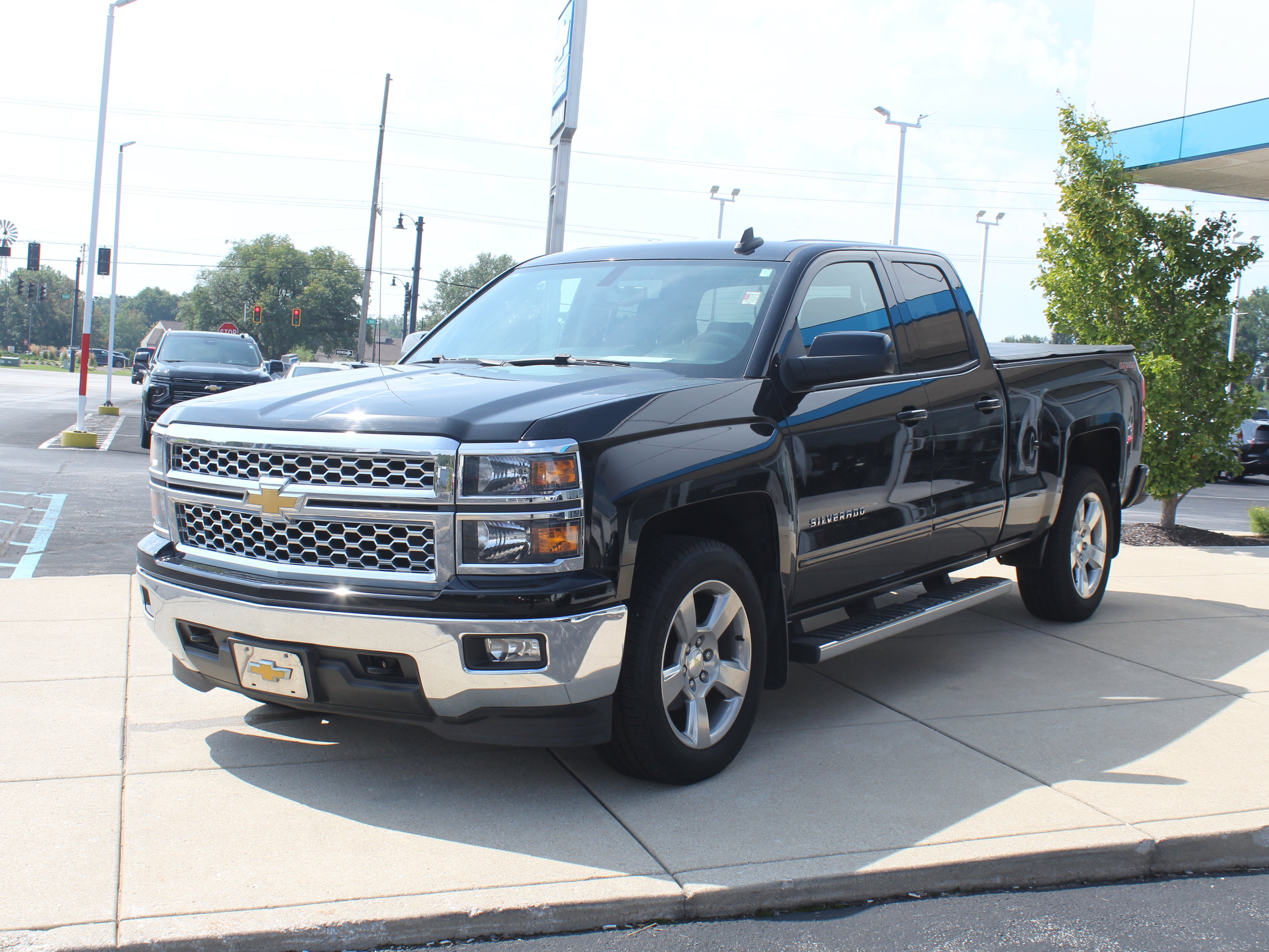 Used 2015 Chevrolet Silverado 1500 LT w/ LT Convenience Package AWD/4WD image 10
