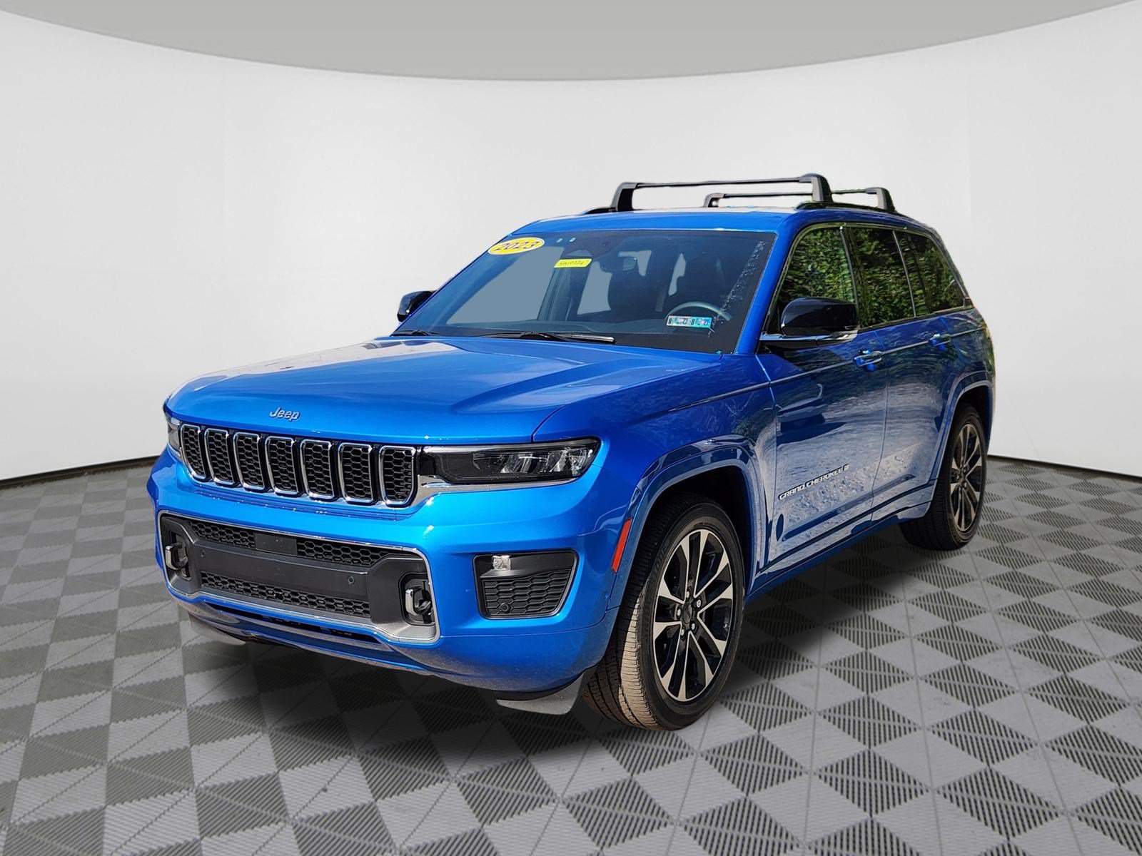 Used 2023 Jeep Grand Cherokee Overland AWD/4WD image 2
