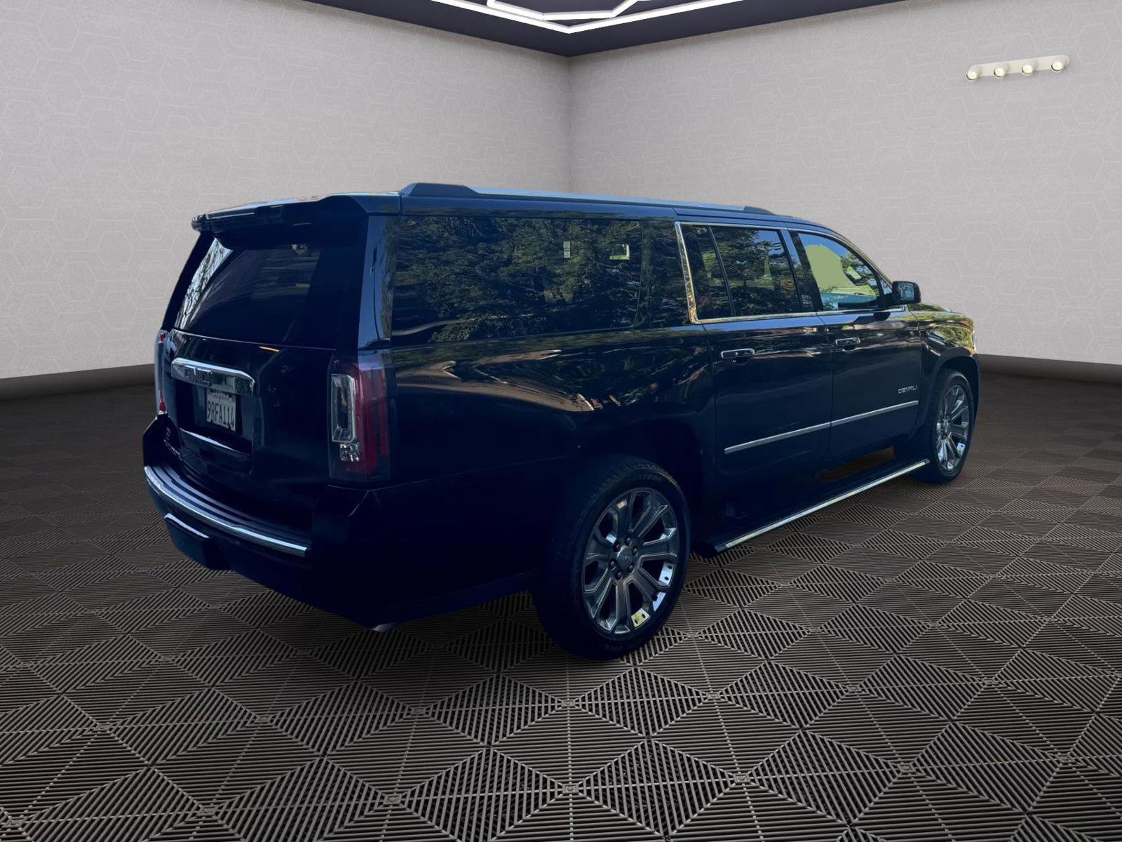 Used 2015 GMC Yukon XL Denali w/ Touring Package image 5