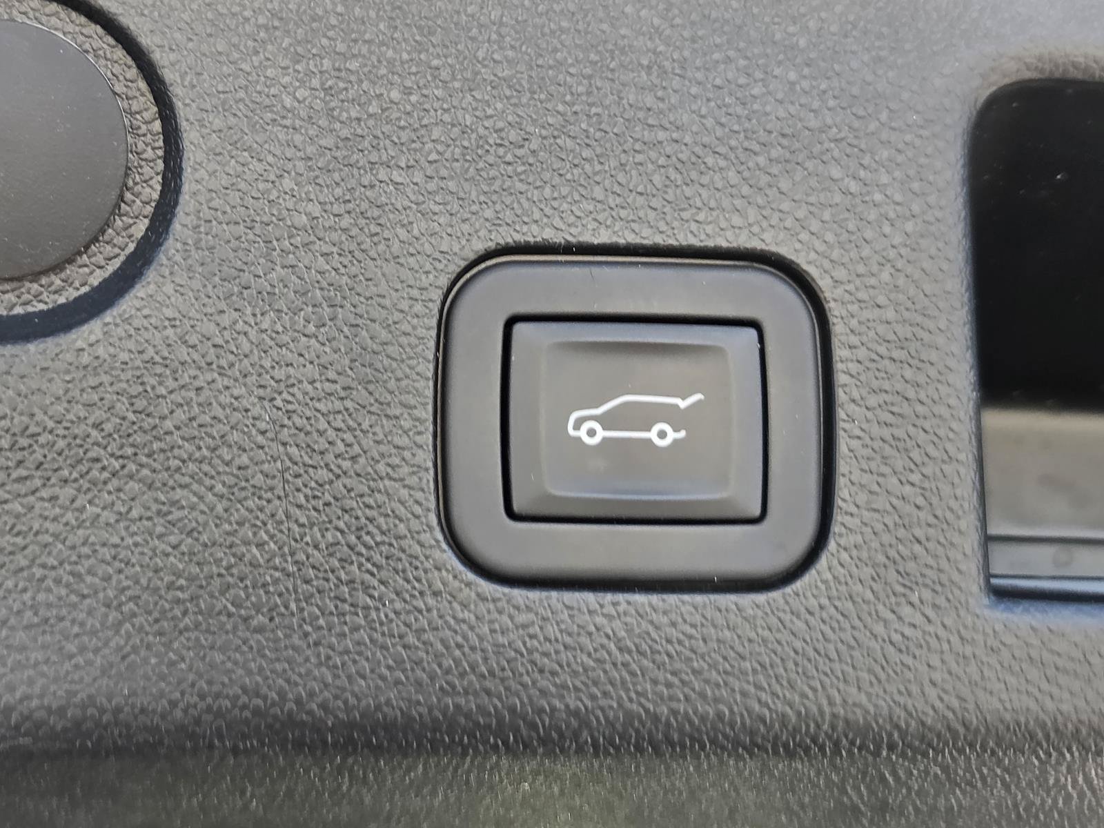 Used 2025 Chevrolet Equinox ACTIV w/ Safety and Technology Package AWD/4WD image 10
