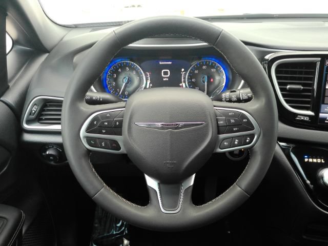 Used 2025 Chrysler Pacifica Select FWD image 35