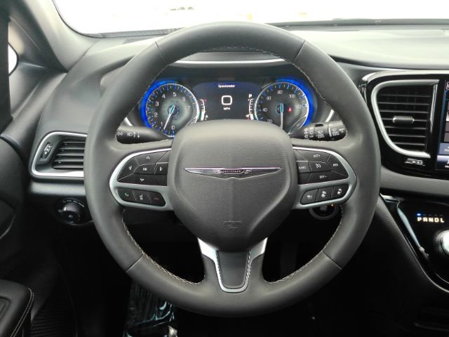 Used 2025 Chrysler Pacifica Select FWD image 35