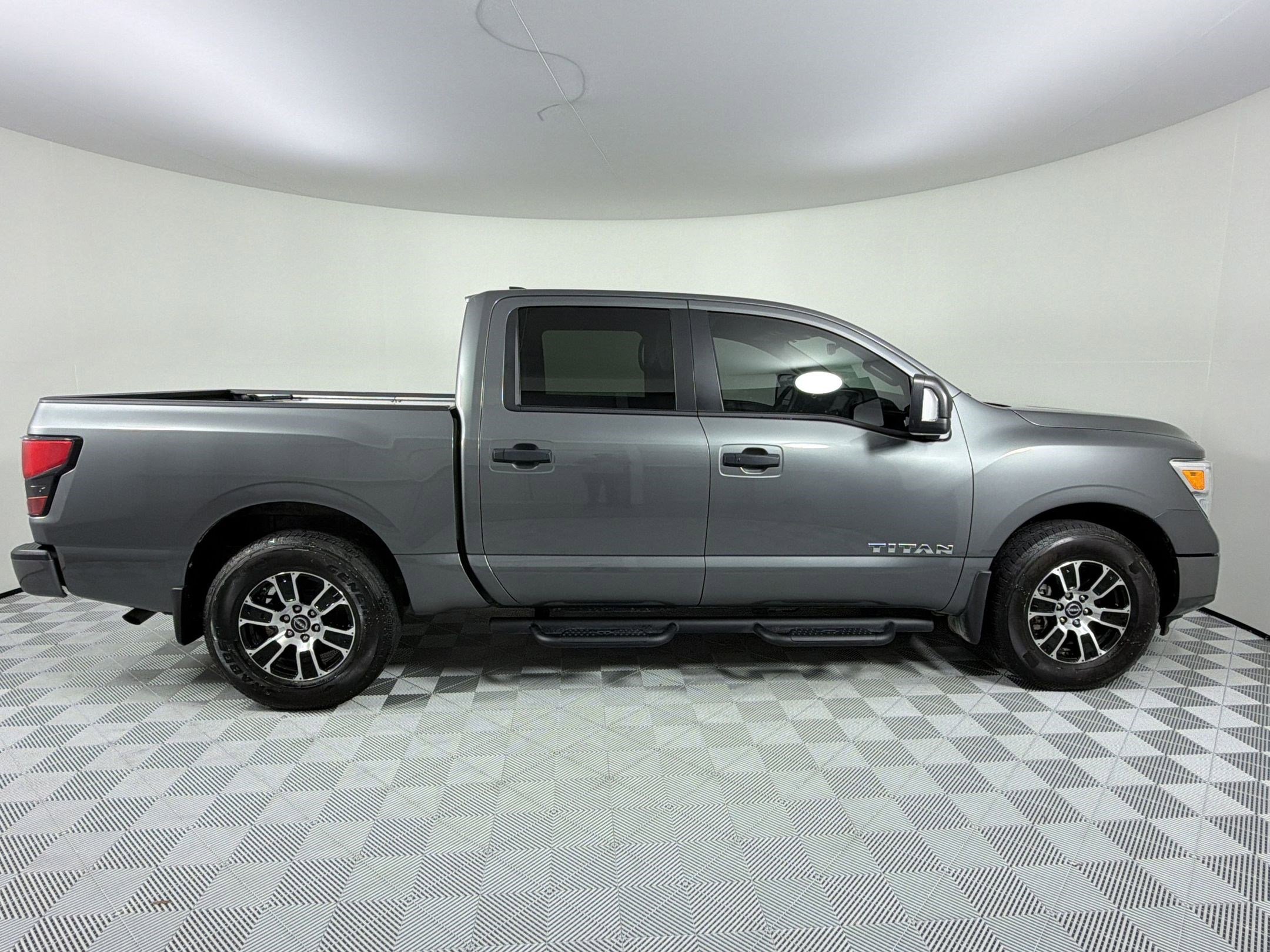 Used 2024 Nissan Titan SV w/ SV Convenience Package RWD image 8