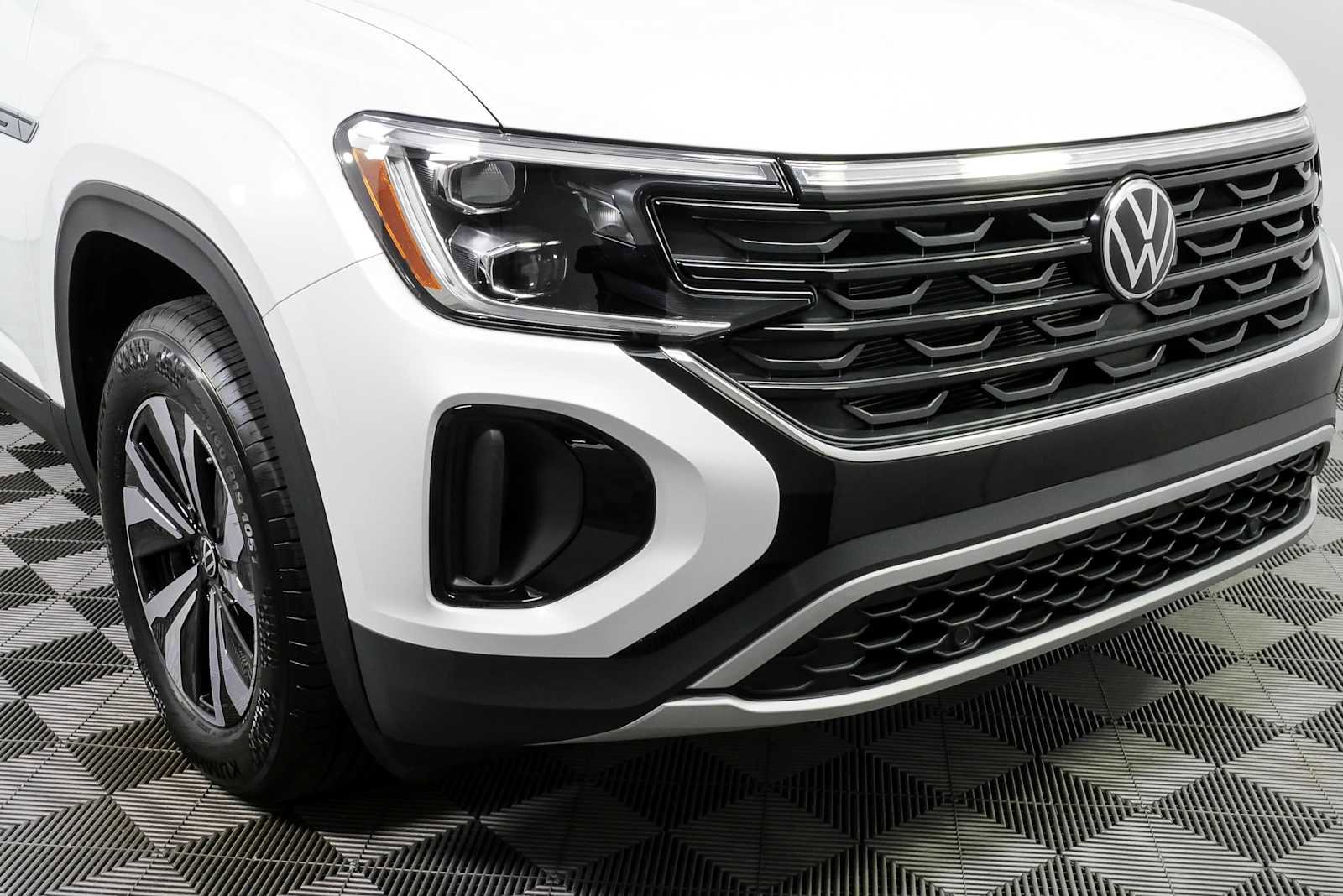 New 2026 Volkswagen Atlas Cross Sport SE FWD image 34