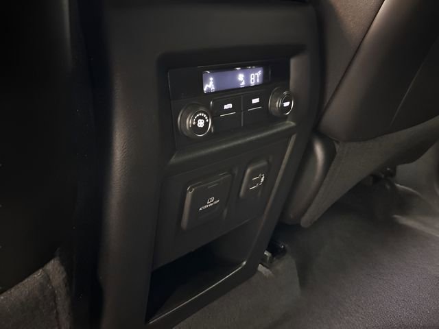 Used 2023 Chevrolet Traverse RS image 39