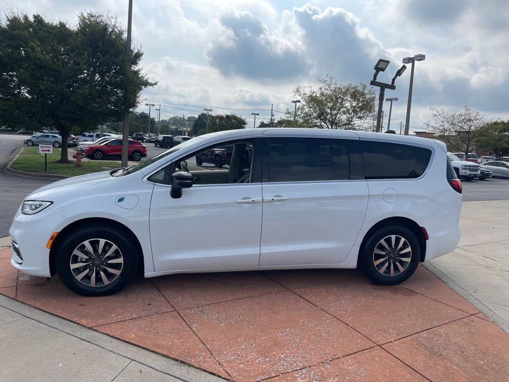 Used 2024 Chrysler Pacifica Select image 8