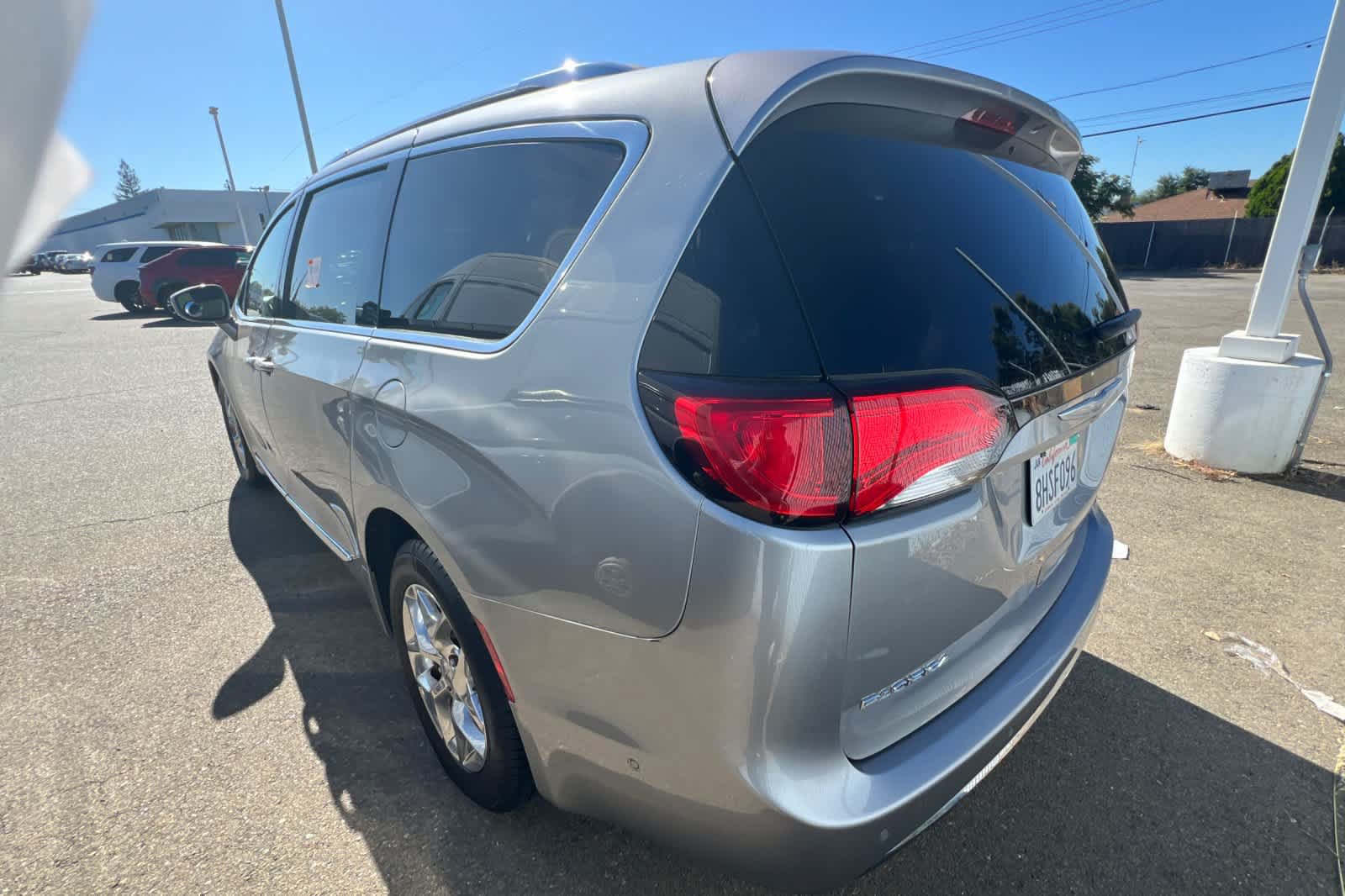 Used 2017 Chrysler Pacifica Limited w/ UConnect Theater Package FWD image 6