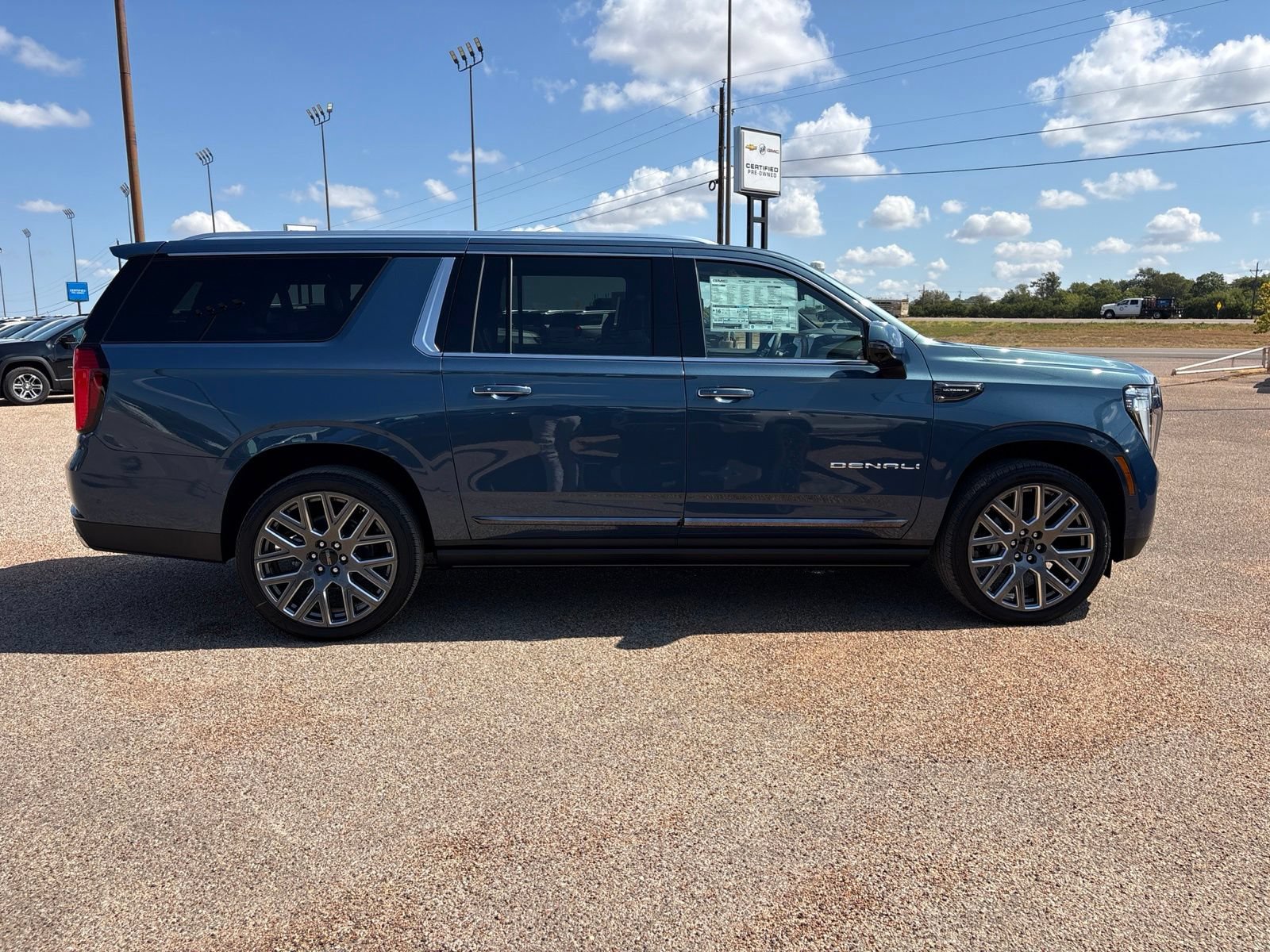 New 2026 GMC Yukon XL Denali Ultimate w/ LPO, Floor Liner Package AWD/4WD image 7