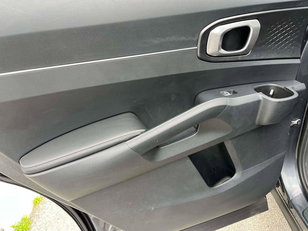 Used 2022 Kia Sorento S image 5