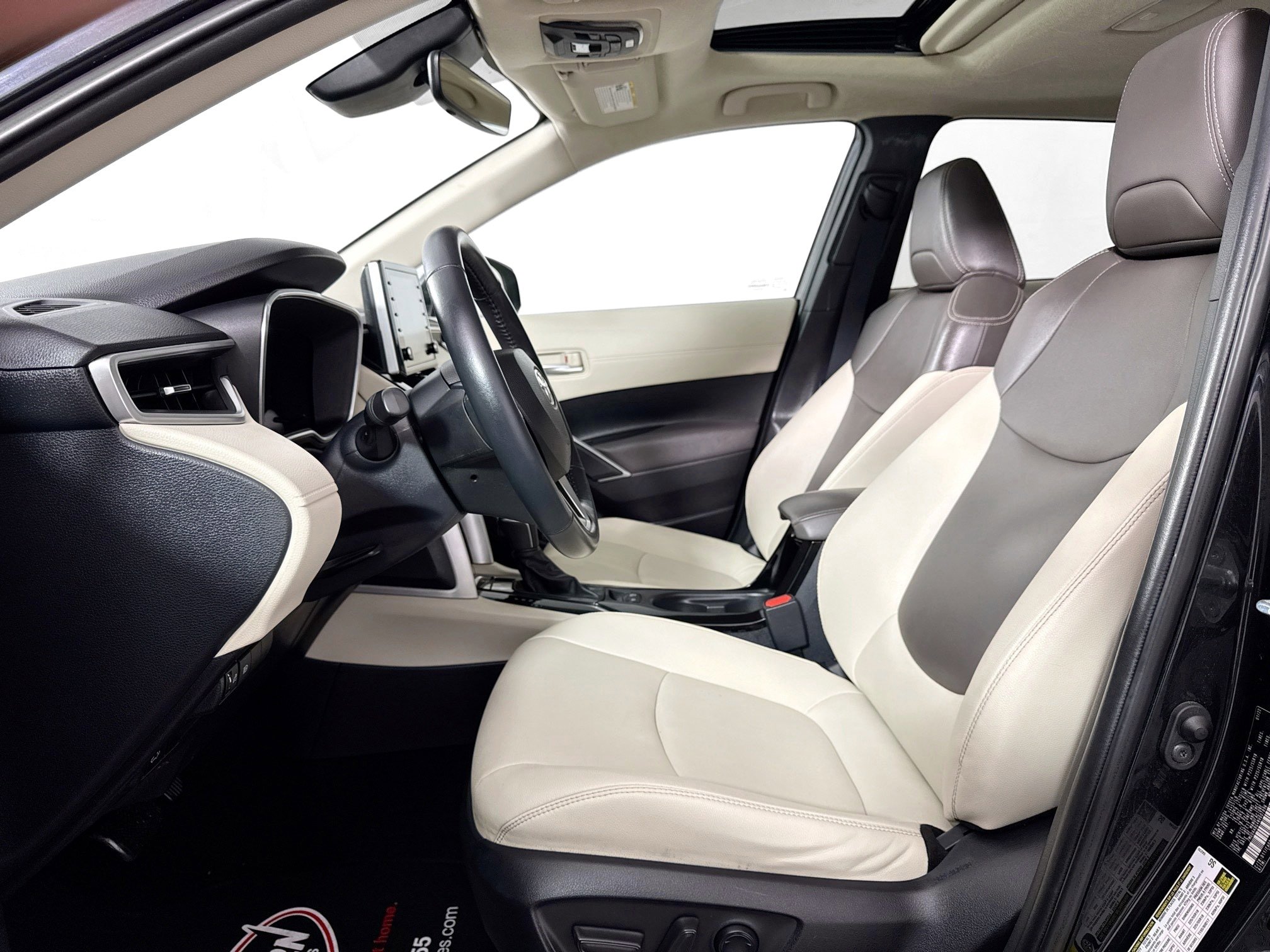 Used 2022 Toyota Corolla Cross XLE w/ Convenience Package AWD/4WD image 20