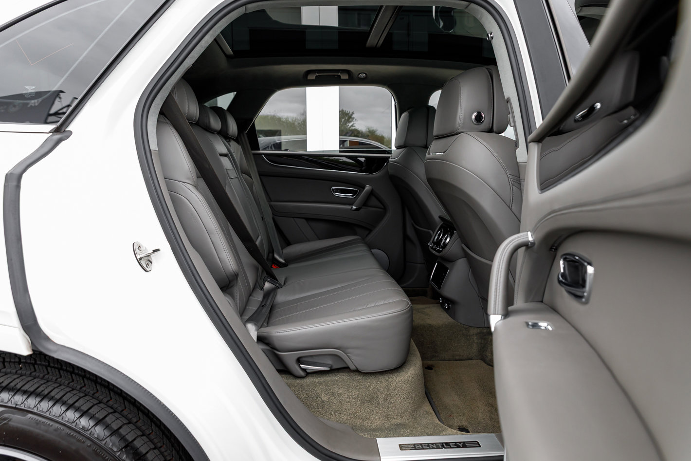 Used 2018 Bentley Bentayga Onyx Edition image 19