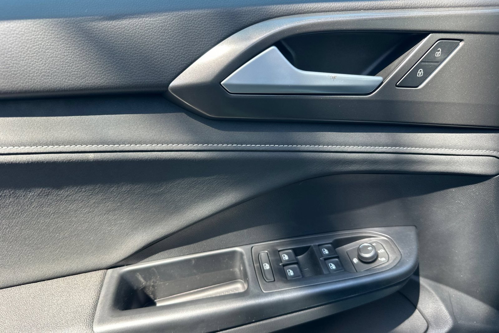 New 2026 Volkswagen Taos SE FWD image 11
