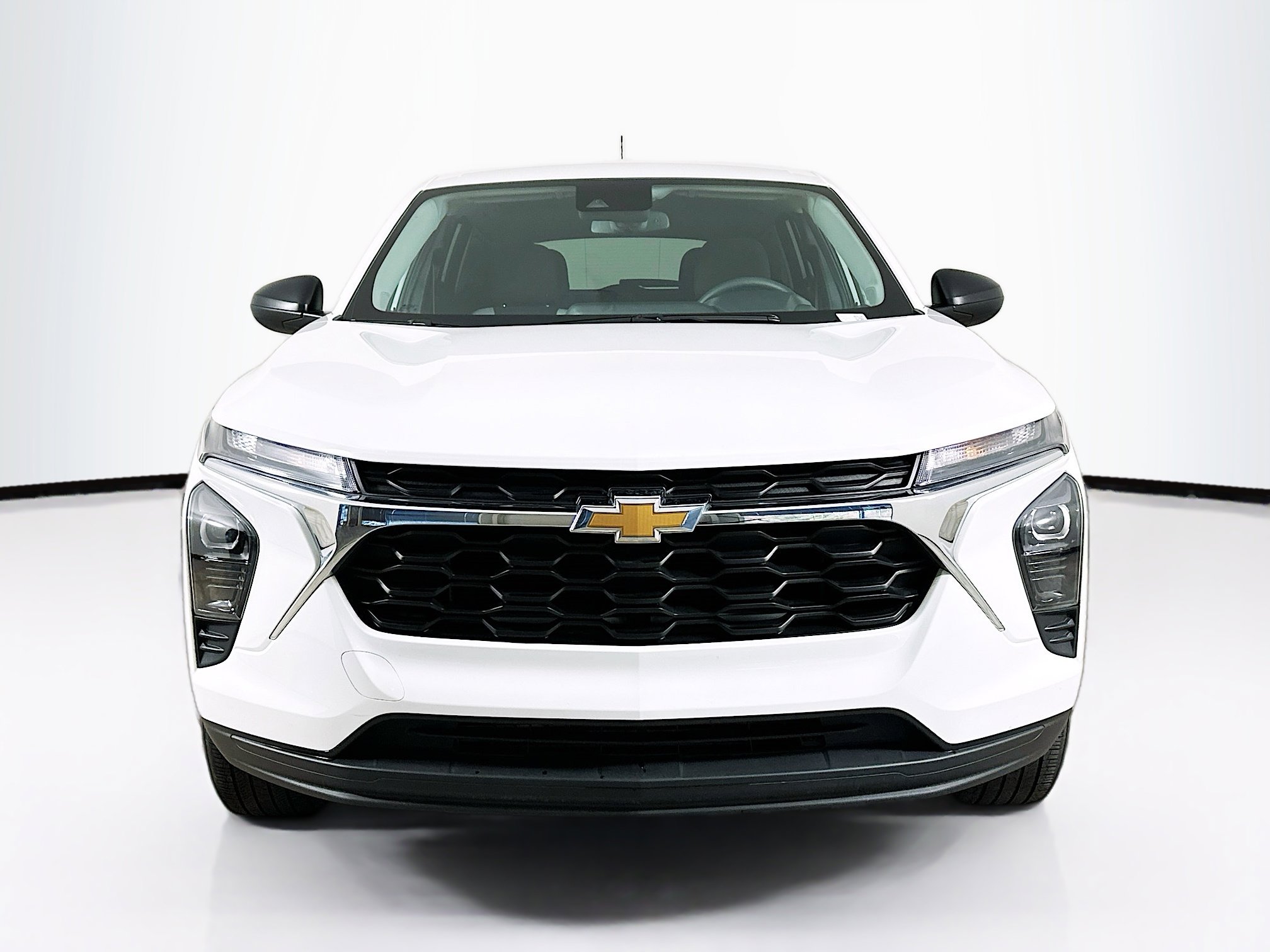 Used 2025 Chevrolet Trax LS image 2