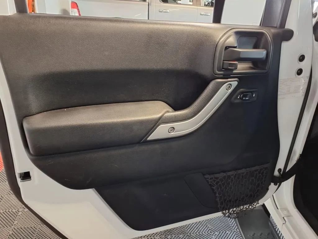 Used 2016 Jeep Wrangler Unlimited Sahara image 16