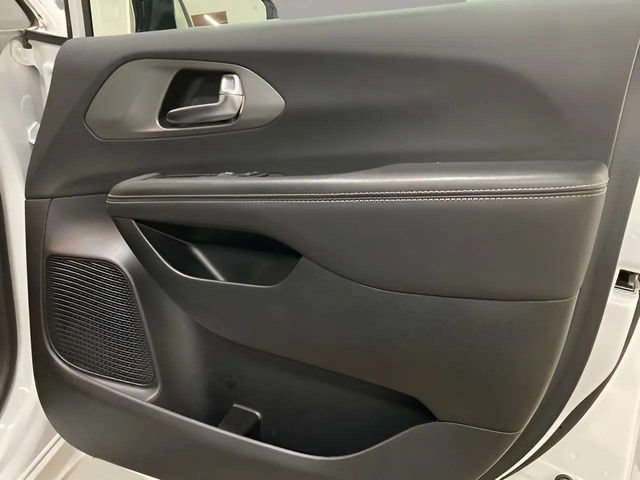 Used 2025 Chrysler Pacifica Select FWD image 74
