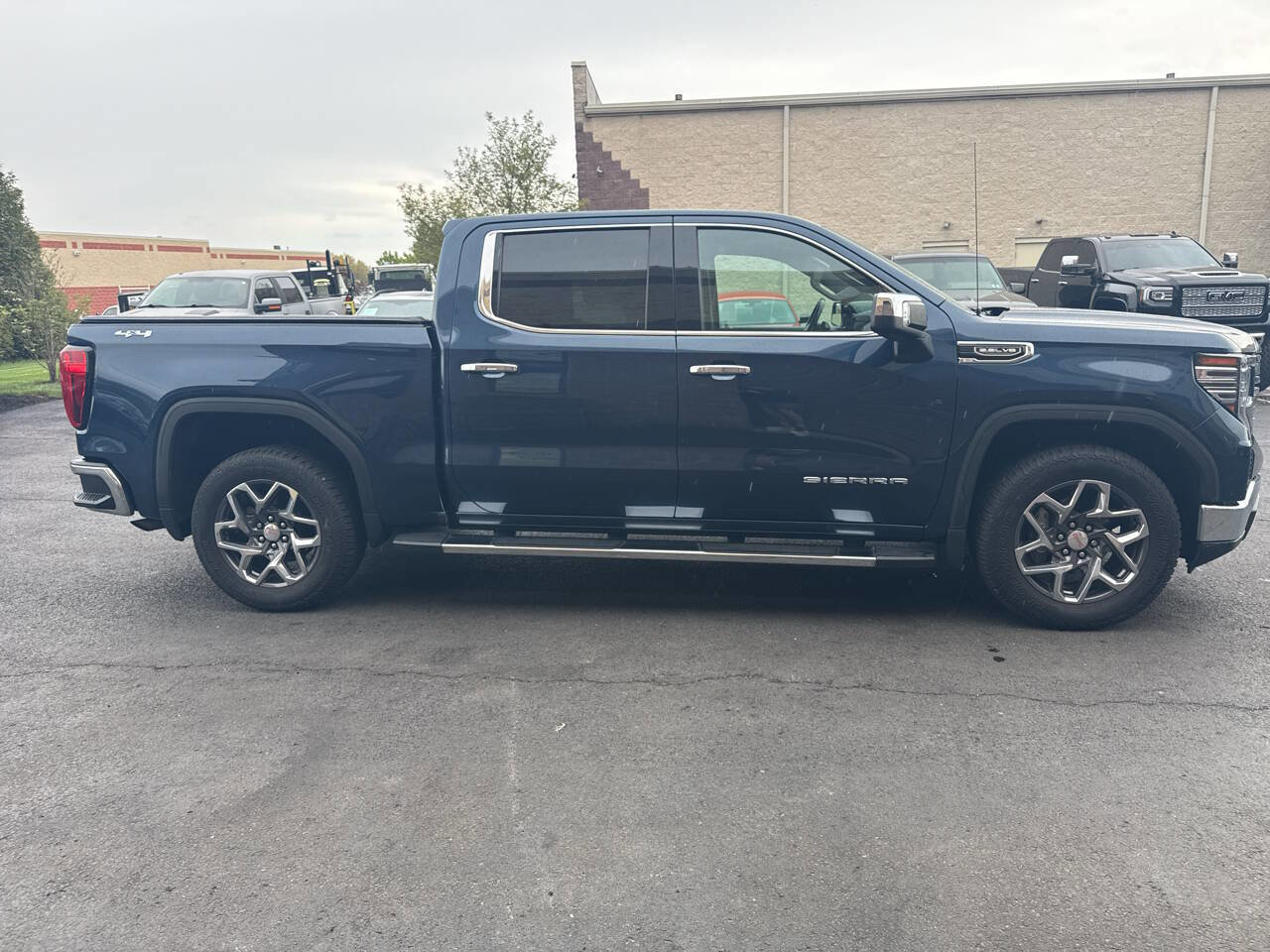 Used 2022 GMC Sierra 1500 SLT w/ SLT Premium Package AWD/4WD image 9
