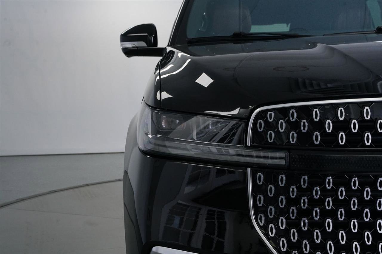 Used 2025 Lincoln Navigator Reserve image 8