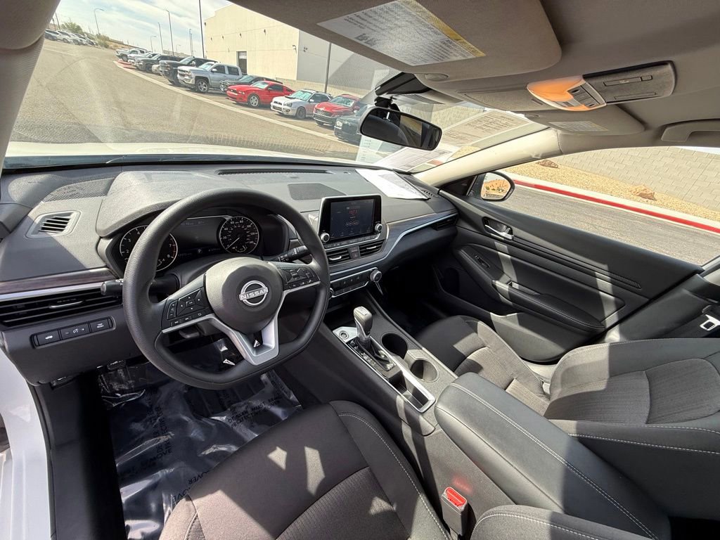 Used 2025 Nissan Altima 2.5 SV FWD image 12
