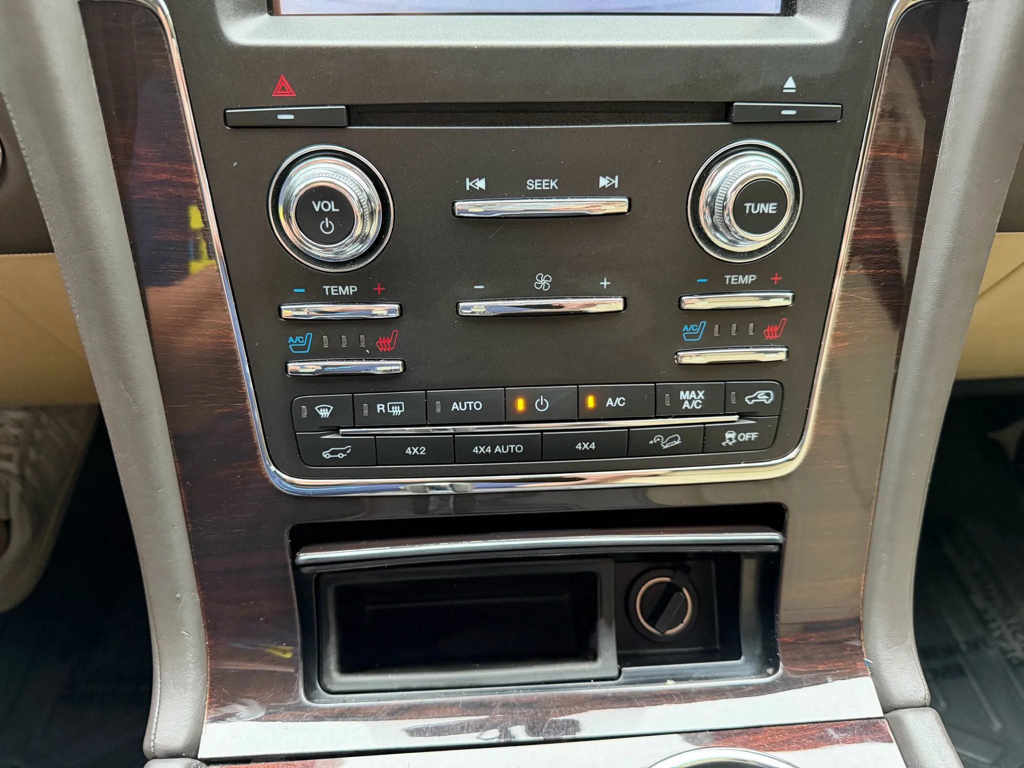 Used 2015 Lincoln Navigator L 4WD w/ Equipment Group 101A Reserve image 26